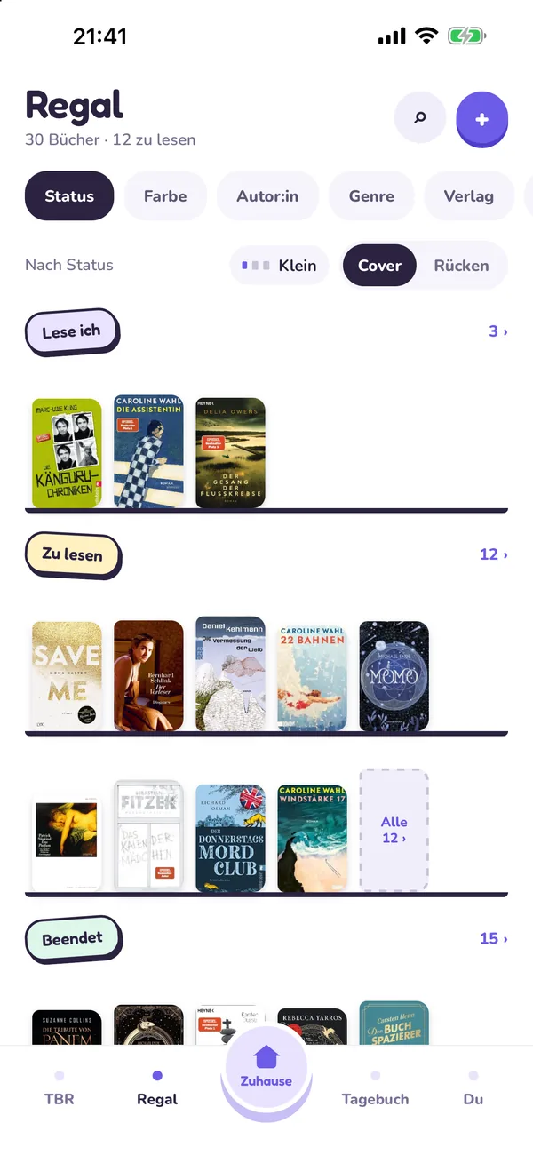 Das Regal von Tana: Die Bücher werden mit Cover oder Buchrücken angezeigt und nach Farbe oder Autor:in gruppiert.