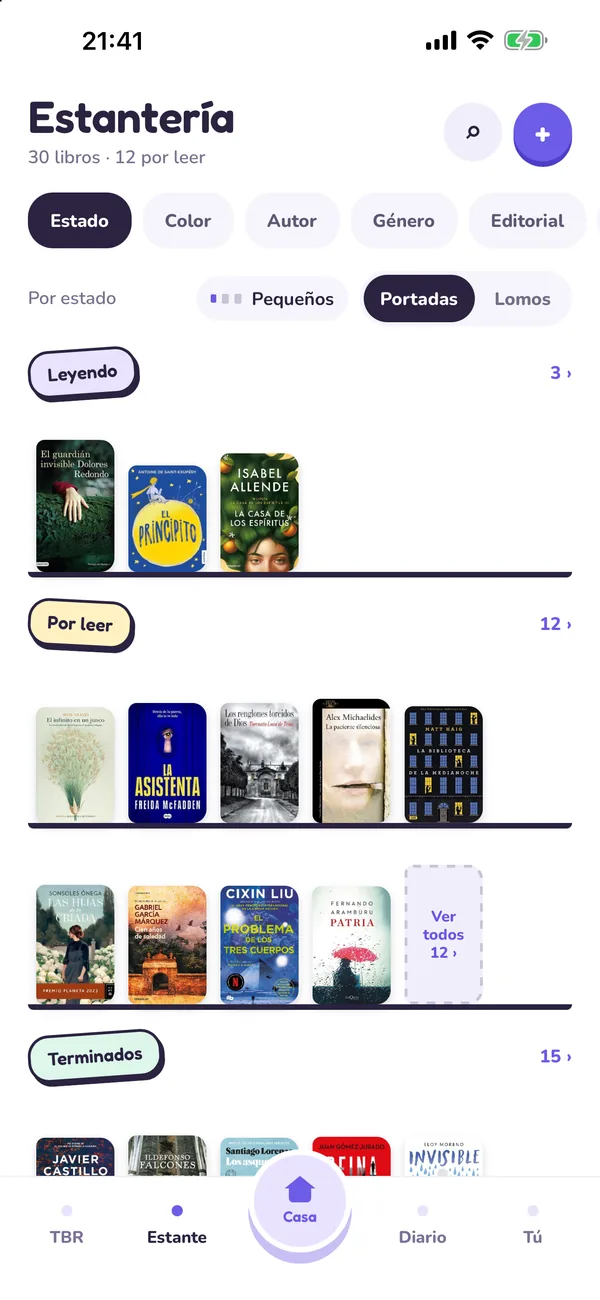 El Estante de Tana: los libros se muestran con portadas o lomos y después se agrupan por color o autor.