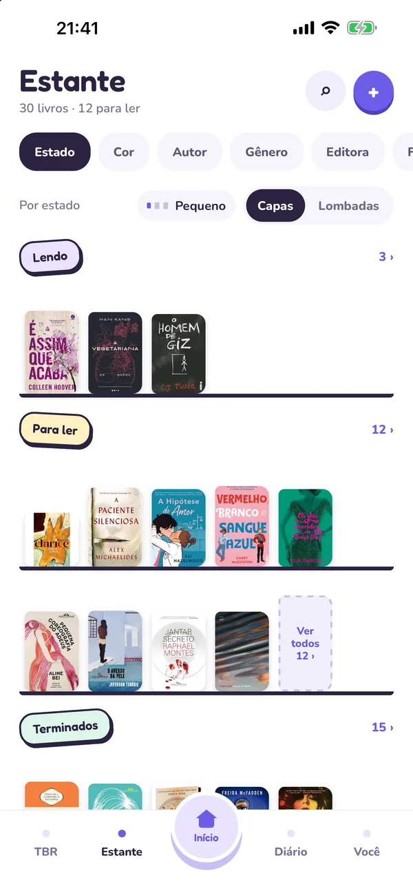 A Estante do Tana: os livros são exibidos com a capa ou a lombada e agrupados por cor ou autor.