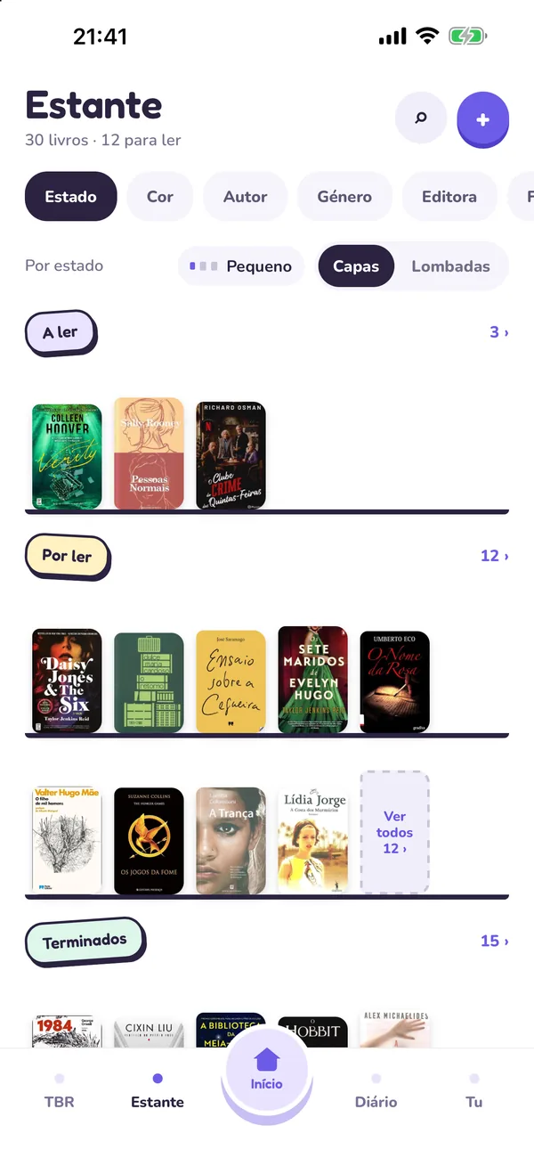 A Estante do Tana: os livros aparecem com a capa ou a lombada à vista e são agrupados por cor ou autor.